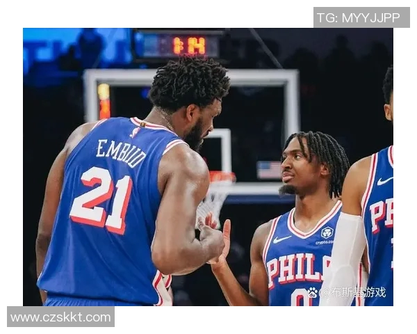 乔尔恩比德如何在NBA赛场上展现统治力与领导魅力的双重角色